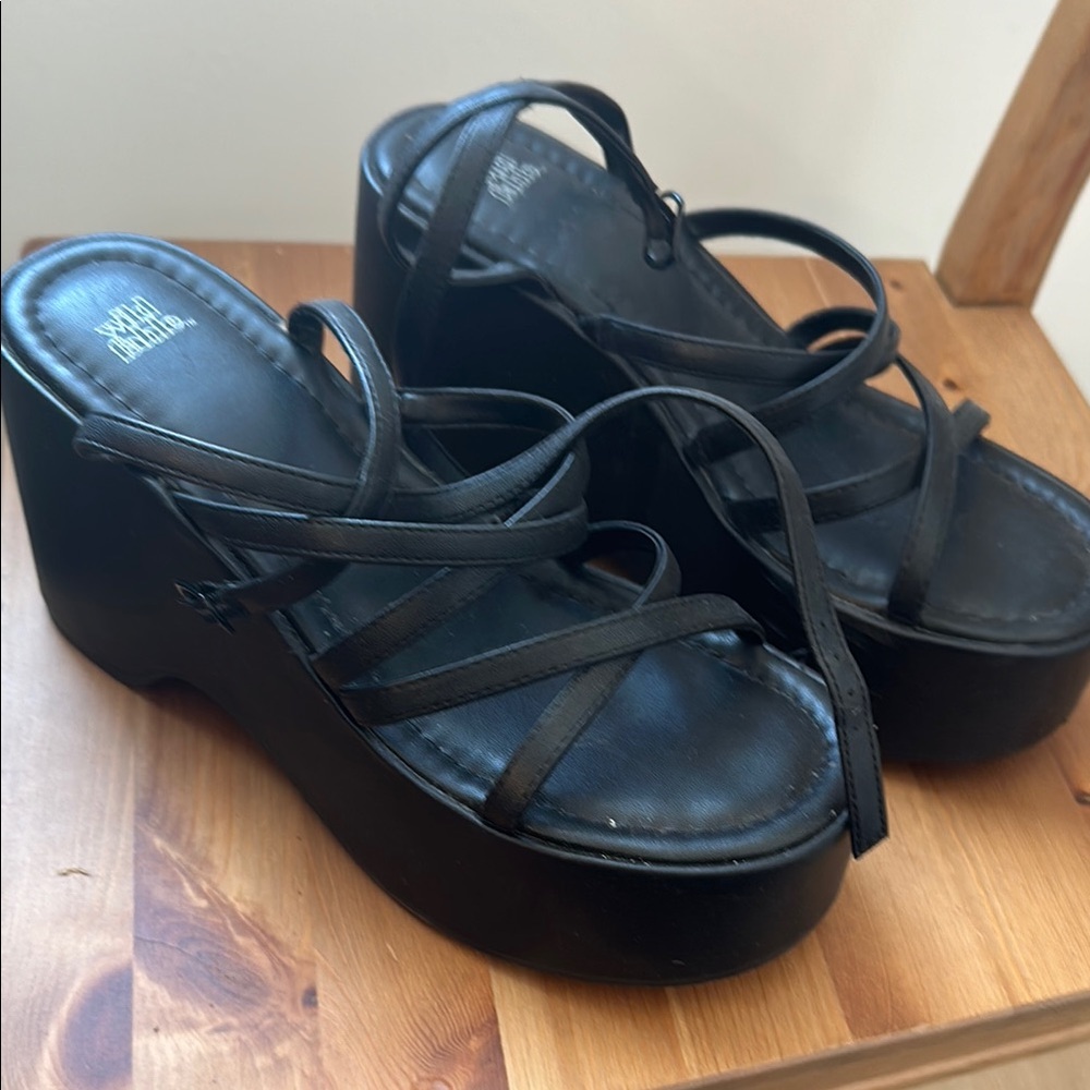 Y2K ultra platform strapping sandals wild fable